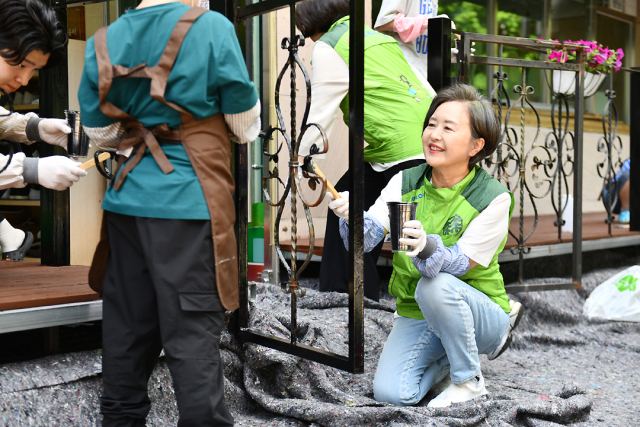 서창희(오른쪽 첫 번째) 코오롱사회봉사단장이 지난 28일 코오롱그룹이 집중 봉사주간으로 진행하는 ‘드림 파트너스 위크’ 일환으로 서울 마포의 성산행복한홈스쿨에서 테라스 목재 개보수 및 화단 가꾸기 활동을 진행하고 있다. 사진제공=코오롱그룹