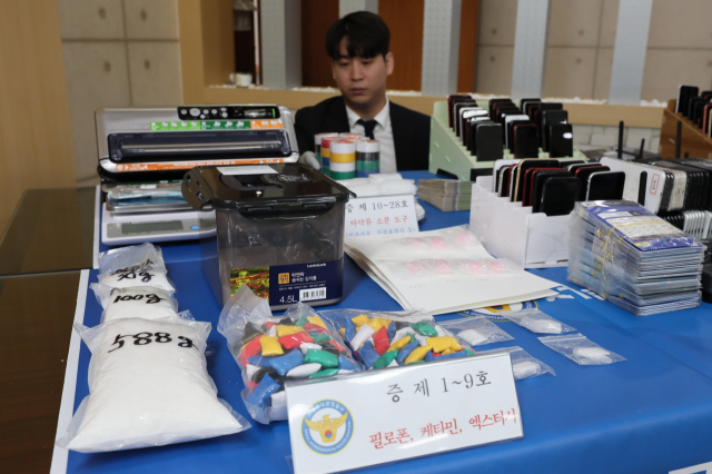 29일 오후 서울 동대문경찰서에서 경찰이 보이스피싱 조직으로부터 압수한 마약과 대포폰 등을 정리하고 있다. 동대문경찰서는 보이스피싱 조직원을 관리하고 이들을 이용해 마약까지 유통시킨 국내 총책 A 씨 등 27명을 검거하고 이 중 17명을 구속했다고 밝혔다. 연합뉴스