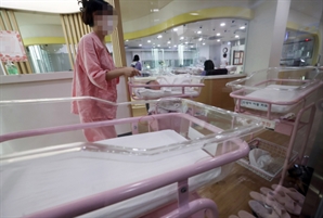 1분기 합계출산율 첫 0.7명대…3월 출생아도 2만명 밑돌아
