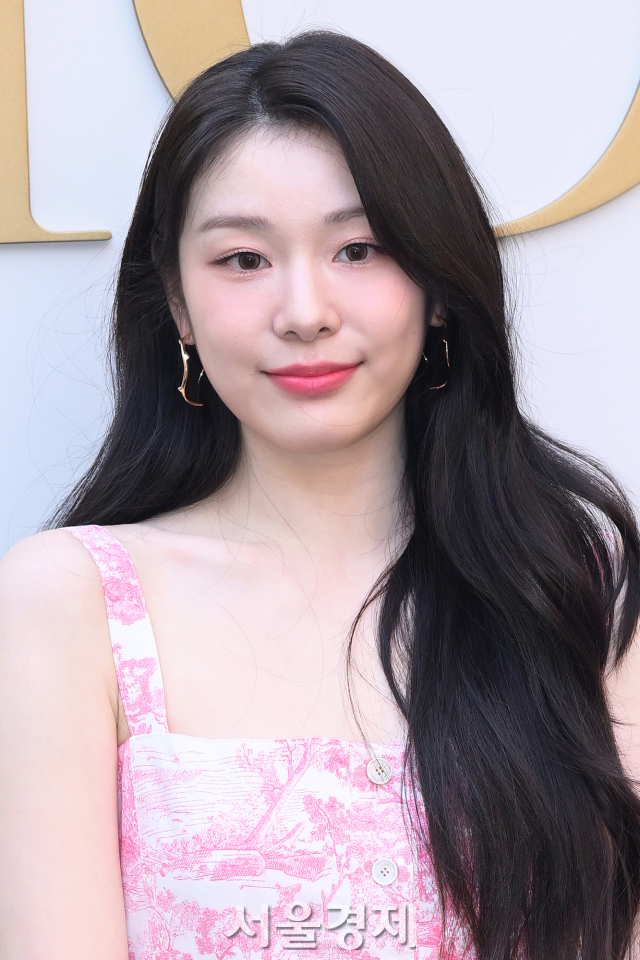 전 피겨스케이팅 선수 김연아가 29일 오후 서울 성동구 모처에서 열린 프랑스 명품 브랜드의 스토어 오픈 기념 포토콜에서 포즈를 취하고 있다. 김규빈 기자 2024.05.29