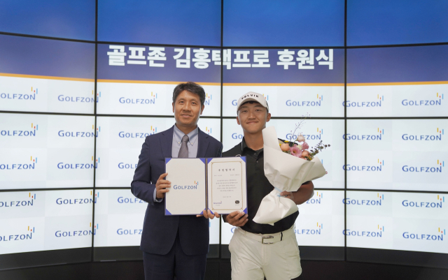 박강수(왼쪽) 골프존 대표이사와 김홍택. 사진 제공=골프존