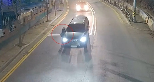 추돌사고 피해자(붉은 색 원 표시)가 옆에 매달린채로 도주하는 음주운전 차량. 사진 제공=경기남부경찰청