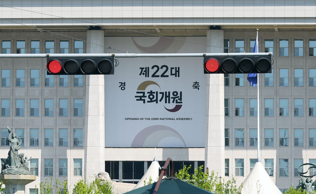 22대 국회 개원을 하루 앞둔 29일 서울 여의도 국회의사당에 개원을 축하하는 대형 현수막이 걸려 있다. 연합뉴스