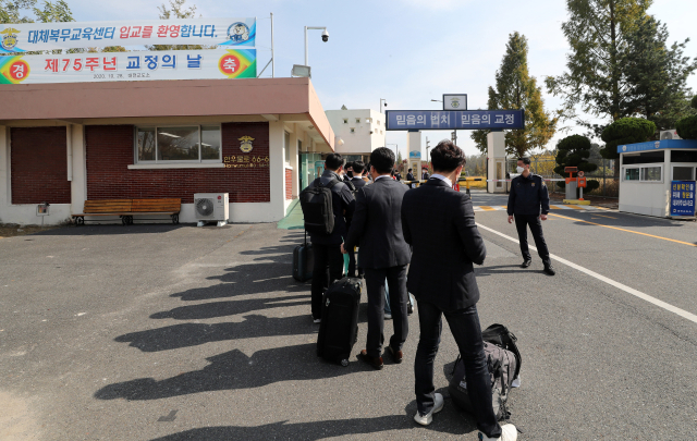 종교나 비폭력·평화주의 신념 등에 따른 병역거부자들을 위한 대체복무제가 처음 시행된 2020년 10월 26일 대전교도소 내 대체복무 교육센터에서 양심적 병역거부자 63명의 입교식이 열린 가운데 입교생들이 입교식장으로 들어가고 있다. 뉴스1