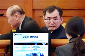 헌정사 첫 검사 탄핵 '기각'…안동완 검사, 즉시 직무 복귀