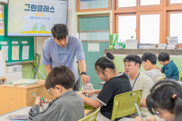 일일 교사가 된 LG화학 임직원이 아이들과 멸종위기생물 무드등 만들기 체험을 하고 있다. 사진 제공=LG화학