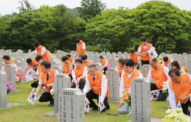 한화 충청지역 봉사단, 대전 현충원 찾아 묘역 정화활동 펼쳐