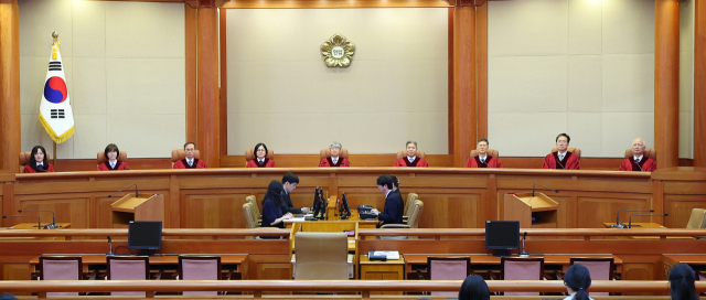 이종석 헌법재판소장을 비롯한 헌법재판관들이 30일 서울 종로구 헌법재판소 대심판정에 입장해 자리에 앉아 있다. 연합뉴스