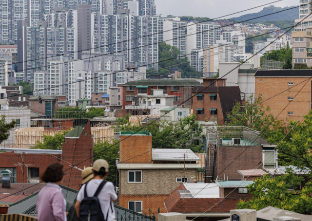 이달 20일 서울 성북구 동선동과 돈암동 일대 아파트와 다세대,빌라들이 밀집한 주택가의 모습. 연합뉴스