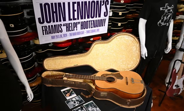 미국 뉴욕의 판매 행사에 전시된 존 레논의 기타. 가디언 캡처