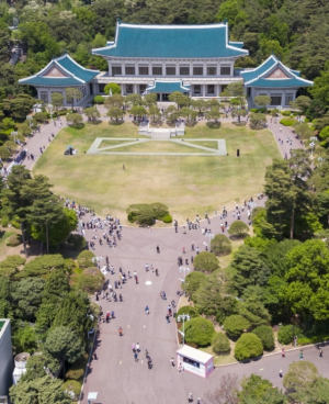 청와대를 북악산 쪽으로 위쪽으로 본 모습. 본관 앞의 대정원 등 전체적으로 남쪽을 향해 비스듬하게 기울어져 있다. 연합뉴스