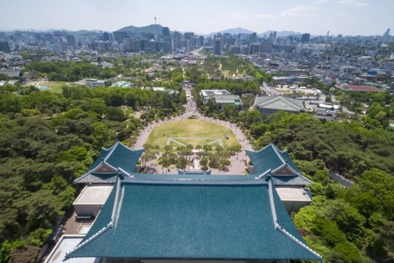 청와대에서 아래로 서울 시내를 바라본 모습. 훨씬 시선 처리가 편하다. 연합뉴스