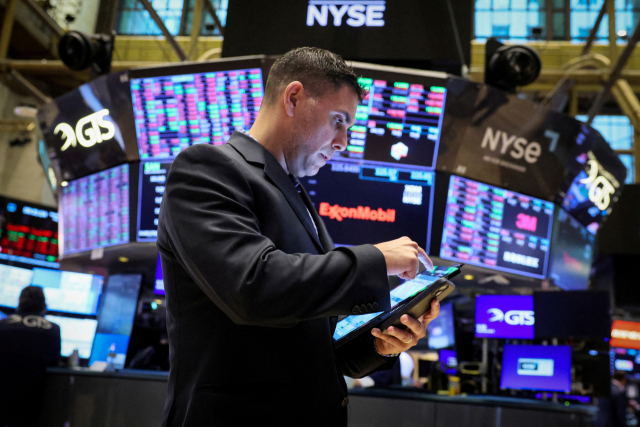 미국 뉴욕 뉴욕증권거래소(NYSE)에서 한 트레이더가 업무를 보고 있다. 로이터연합뉴스
