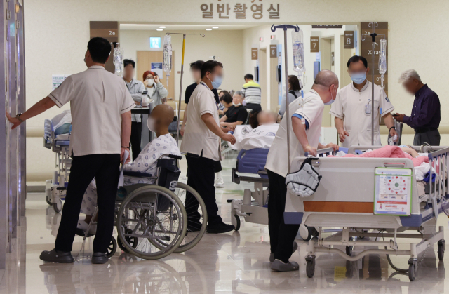 30일 서울 시내의 한 대학병원이 환자로 붐비고 있다. 연합뉴스