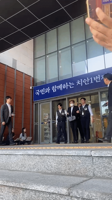 ‘음주 뺑소니’ 혐의를 받는 가수 김호중이 31일 오전 강남경찰서를 나서 검찰로 송치되고있다. 이승령 기자