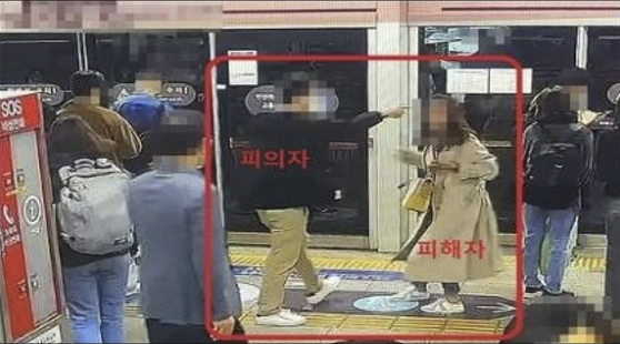 지난달 21일 피의자가 피해자의 지갑을 소매치기한 뒤 절도범을 쫓아가라며 손짓하고 있다. 사진 제공=서울경찰청