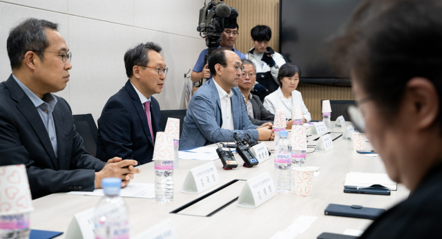 박민수(왼쪽 두번째) 보건복지부 2차관이 31일 오후 3시 서울역 공항철도 회의실에서 3개 환자단체연합회와 간담회를 진행하고 있다. 연합뉴스