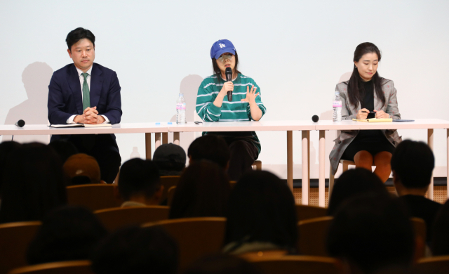 지난달 25일 어도어 민희진 대표(가운데)가 서울 서초구 한국컨퍼런스센터에서 하이브 경영권 탈취 시도와 관련한 배임 의혹에 관한 입장을 밝히는 긴급기자회견을 하고 있다. 사진=뉴스1