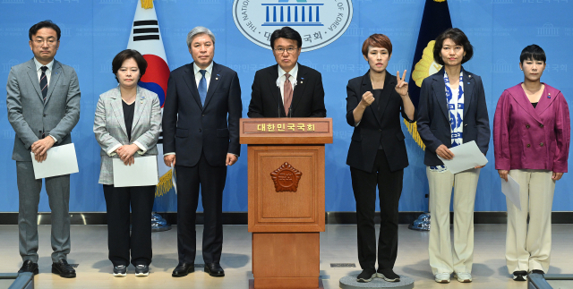 황운하(가운데) 조국혁신당 원내대표를 비롯한 원내대표단이 31일 서울 여의도 국회 소통관에서 기자회견을 열고 제22대 국회 입법원칙과 방향을 설명하고 있다. 오승현 기자