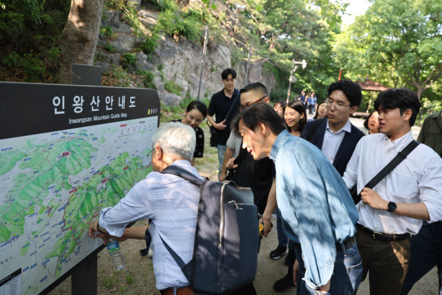 조국 조국혁신당 대표가 31일 오후 서울 인왕산 둘레길에서 기자들과 산책을 앞두고 안내도를 보고 있다. 사진제공=조국혁신당