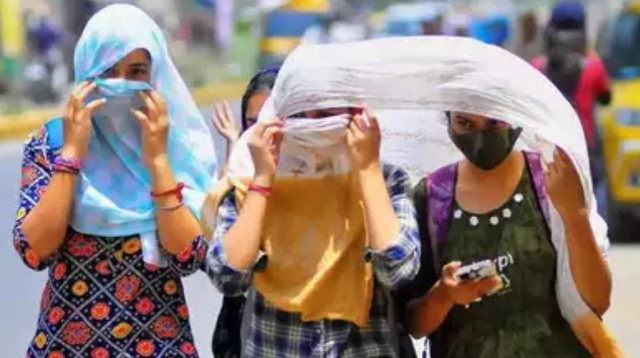 인도의 수도 뉴델리의 기온이 역대 최고인 섭씨 52.3도를 기록하는 등 폭염이 지속되는 가운데 시민들이 더위를 피해 얼굴을 가리고 있다. 사진=타임즈오브인디아 캡처