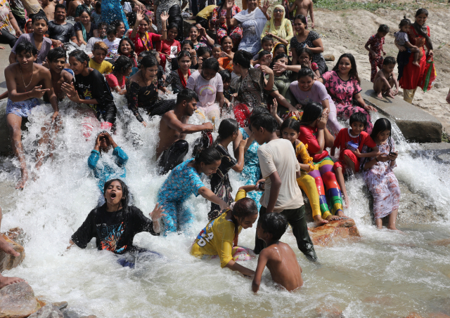지난달 31일 인도에 극심한 폭염이 덮친 가운데 사람들이 호수에 들어가 몸을 식히고 있다. EPA=연합뉴스