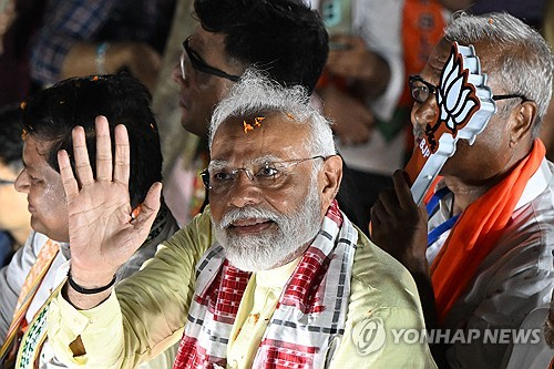 나렌드라 모디 인도 총리가 2024년 5월 28일(현지시간) 동부 콜카타시에서 열린 유세에서 지지자들에게 손을 흔들고 있다. AFP 연합뉴스