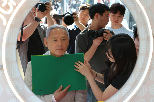 유인촌 문체부 장관이 1일 개막식에 앞서 서울 마포구 홍대 테마거점의 코리아뷰티페스티벌 현장을 찾아 외국인 관광객 유치 홍보를 위해 맞춤 색상(퍼스널 컬러) 체험을 직접 해보고 있다. 사진 제공=문체부