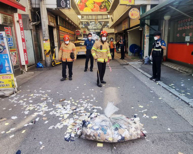 2일 오전 경기도 안양시 만안구의 한 시장에 북한의 대남 오물풍선 잔해가 흩어져 있다. 연합뉴스