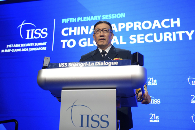 둥쥔 중국 국방부장이 2일 싱가포르 샹그릴라 호텔에서 열린 ‘제21차 아시아 안보회의(샹그릴라 대화)’ 기조연설에서 발언하고 있다. AP연합