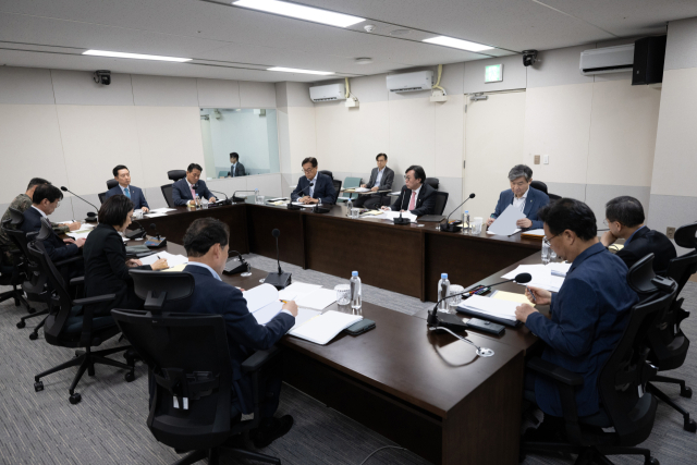 장호진 국가안보실장이 2일 서울 용산 대통령실에서 북한의 대남 오물 풍선 살포 등과 관련해 열린 긴급 국가안전보장회의(NSC) 상임위원회를 주재하고 있다. 연합뉴스