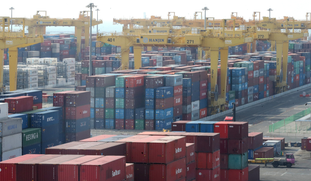 선박 품귀에 애타는 수출업계…'국적선 이용 때 법인세 감면 기준 완화를'