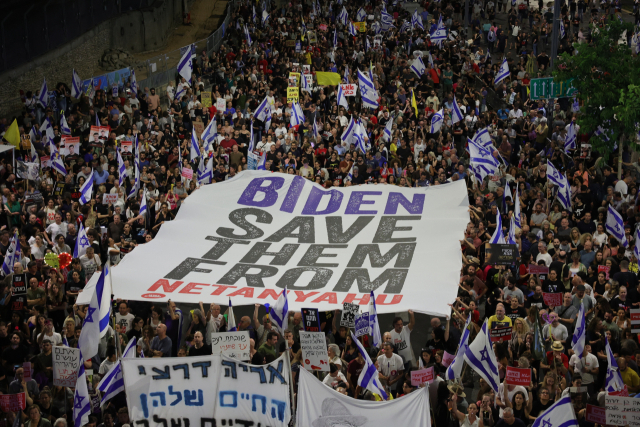 1일 텔아비브에서 열린 시위에서 대형 현수막을 든 시위대가 이스라엘 내각에 인질 협상에 서명하고 조기 선거를 실시할 것을 촉구하고 있다. 이스라엘군에 따르면 125명의 이스라엘 인질이 여전히 가자지구에 억류돼 있다. EPA연합뉴스