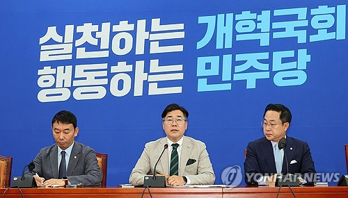 박찬대(가운데) 더불어민주당 원내대표가 2일 서울 국회에서 열린 원구성 관련 기자간담회에서 발언하고 있다. 연합뉴스