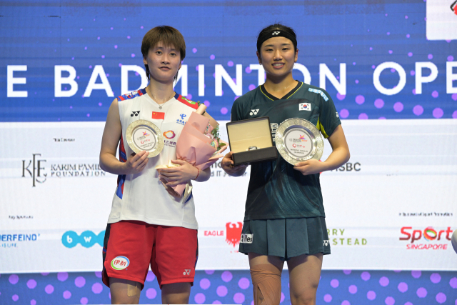 세계배드민턴연맹(BWF) 월드투어 슈퍼 750 싱가포르오픈 여자 단식 결승전에서 우승을 차지한 안세영(오른쪽). 신화연합뉴스