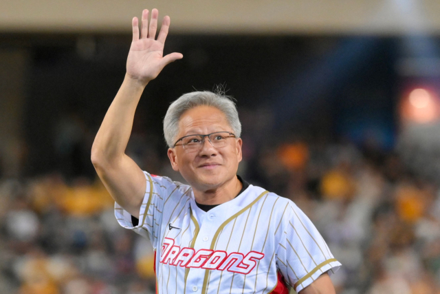 젠슨 황 엔비디아 최고경영자(CEO)가 1일(현지 시간) 대만에서 열린 프로야구 경기에서 시구한 뒤 손을 흔들며 인사하고 있다. AFP연합뉴스