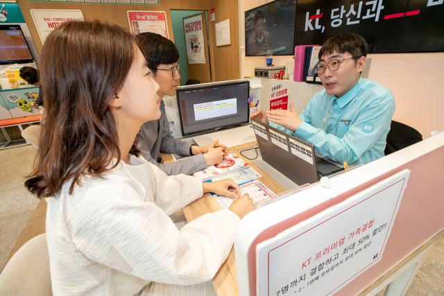 KT모델들이 매장에서 결합상품 ‘프리미엄 가족결합’을 상담하고 있다. 사진 제공=KT