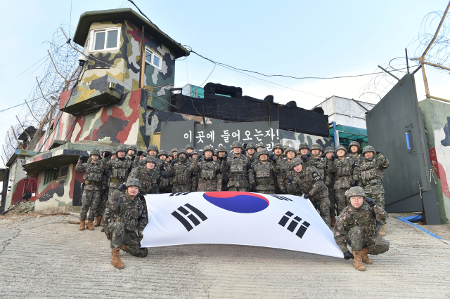 김명수 합참의장이 비무장지대 추진철책 점검을 마치고 GP 근무 장병들에게 서울에서 공수해 간 간식(도넛)을 전달한 후 기념 촬영하고 있다. 사진 제공=합참