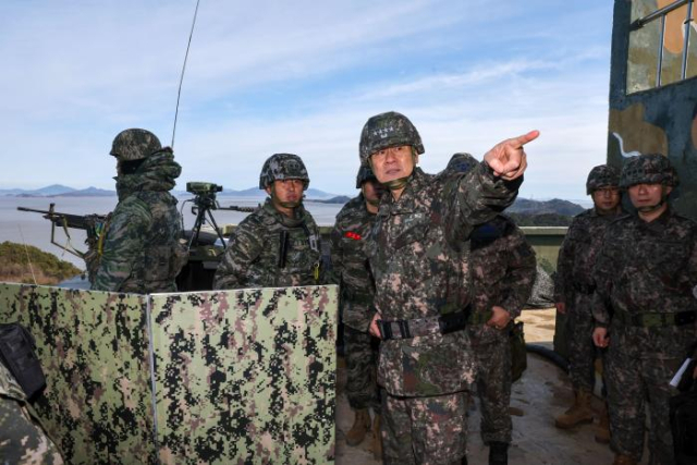 김명수 합참의장이 강화군 해병대2사단 말도소초를 방문해 군사대비태세를 점검하고 있다. 사진 제공=국방일보