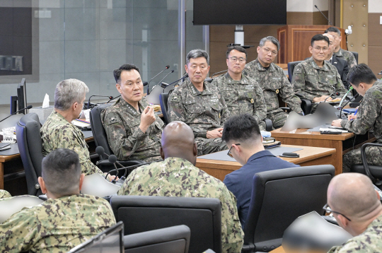 김명수 합참의장이 부산 해군작전사령부 지휘통제실에서 방한중인 쾨일러 미 태평양함대사령관, 최성혁 해군작전사령관 등 주요 직위자들과 함께 한미연합방위태세 강화 방안에 대해 논의하고 있다. 사진 제공=합참