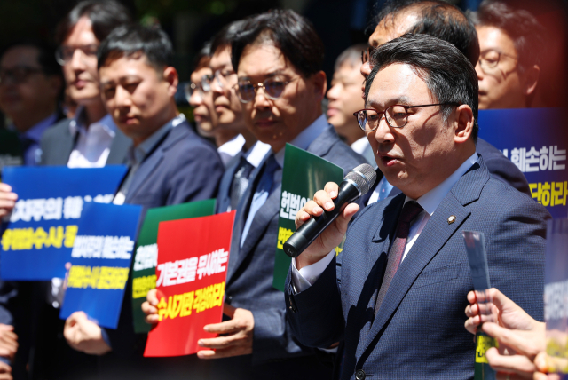 대한변호사협회 김영훈 회장이 3일 오전 서울 종로구 서울경찰청 앞에서 변호인 조력권 침해 수사 중단 촉구 기자회견을 열고 발언하고 있다. 연합뉴스