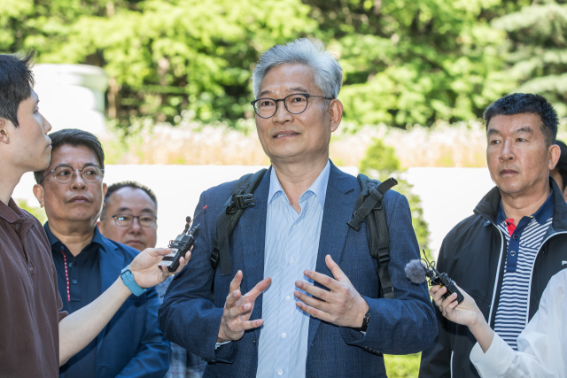 송영길 소나무당 대표가 3일 서울중앙지방법원에서 열린 '더불어민주당 전당대회 돈 봉투 의혹' 1심 속행 공판에 출석하고 있다. 연합뉴스