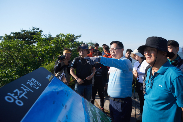 지난 2일 불곡산 임꺽정봉에 오른 강수현 양주시장(오른쪽 두번째)이 공동형 종합장사시설 건립 부지를 점검하고 있다. 사진 제공=양주시