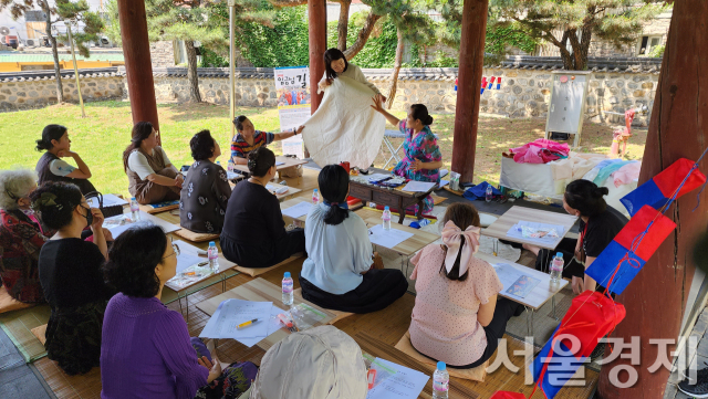 ‘생생 국가유산’ 사업으로 500년 평택객사에서 문화체험이 진행중이다. 사진 제공=국가유산청