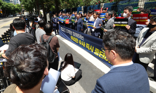 대한변호사협회 김영훈 회장을 비롯한 변호사들이 3일 오전 서울 종로구 서울경찰청 앞에서 변호인 조력권 침해 수사 중단 촉구 기자회견을 하고 있다. 이들은 경찰이 대한의사협회 법률상담 등의 법률 지원 업무를 수행한 변호사들을 소환해 10시간 넘게 참고인 조사는 등 무리한 수사를 하고 있다며 규탄했다. 연합뉴스