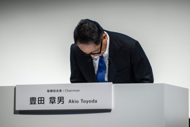 도요타 아키오 도요타자동차 회장이 3일 도쿄에서 열린 기자회견에서 품질 인증 부정에 대해 고개를 숙이며 사과하고 있다. AFP연합뉴스