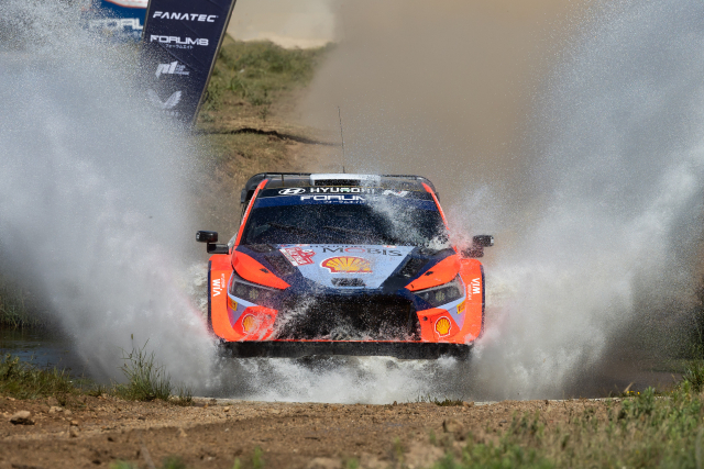 2024 WRC 이탈리아 랠리에서 질주하는 현대 월드랠리팀의 ‘i20 N 랠리1 하이브리드’ 경주차가 질주하고 있다. 사진 제공=현대차