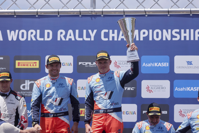 2024 WRC 이탈리아 랠리에서 우승한 현대 월드랠리팀의 오트 타낙(오른쪽)이 우승 트로피를 들고 기뻐하고 있다. 사진 제공=현대차