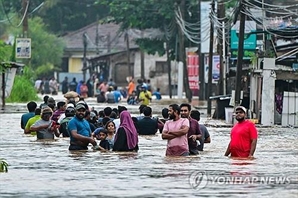 인도는 50도 넘고 '불가마 폭염'…스리랑카는 홍수로 사람·코끼리 사망 속출