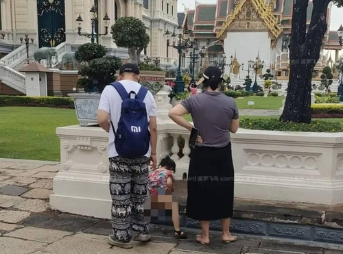 태국 왕궁 유적지에서 중국 관광객으로 추정되는 가족의 어린아이가 소변을 누고 있는 모습. SNS 캡처